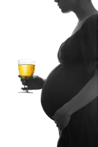 Illustration for a blog post about the effects of drinking alcohol during pregnancy and FAS – the profile of a pregnant woman holding a glass.